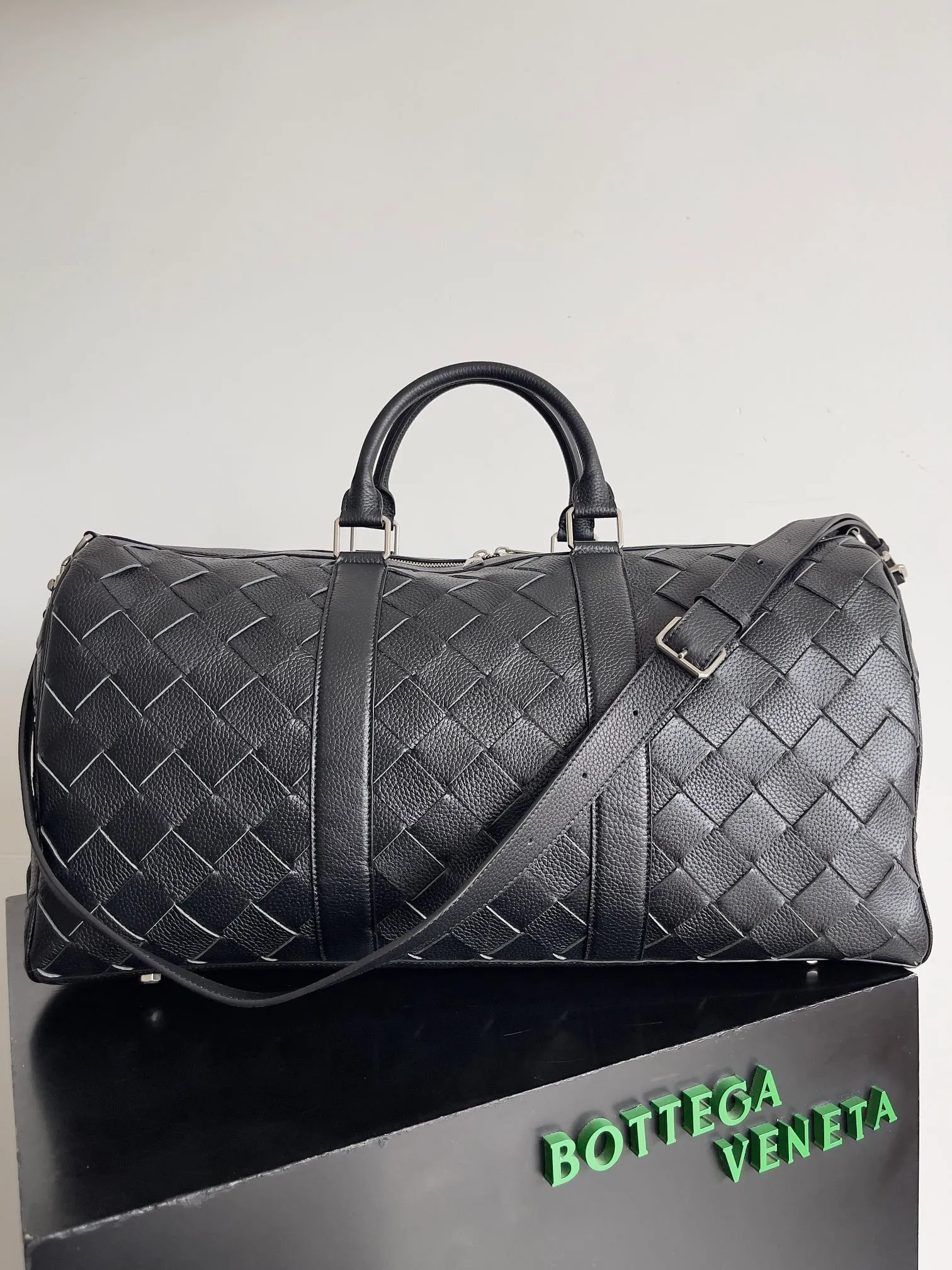 Batch 2880 BV-Travel Bag. The unisex travel belt is super beautiful and has great texture. Purely hand-woven, made of cowhide, and can be carried on one shoulder, in the hand, or across the body. One bag with three backs. You can usually carry this bag when your family goes out to play or when you go to the gym by yourself. The weight of this bag is also very light, that is, its weight is very light among large bags. Style number: 795287 Size: 50*27*24cm